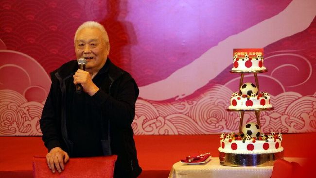 若是以固定长镜头来表示一个半小时的戏，那更像是监控录相拍摄的画面，哈耶克的《埋没摄像机》已将其表示到了极致，很难再延展了。